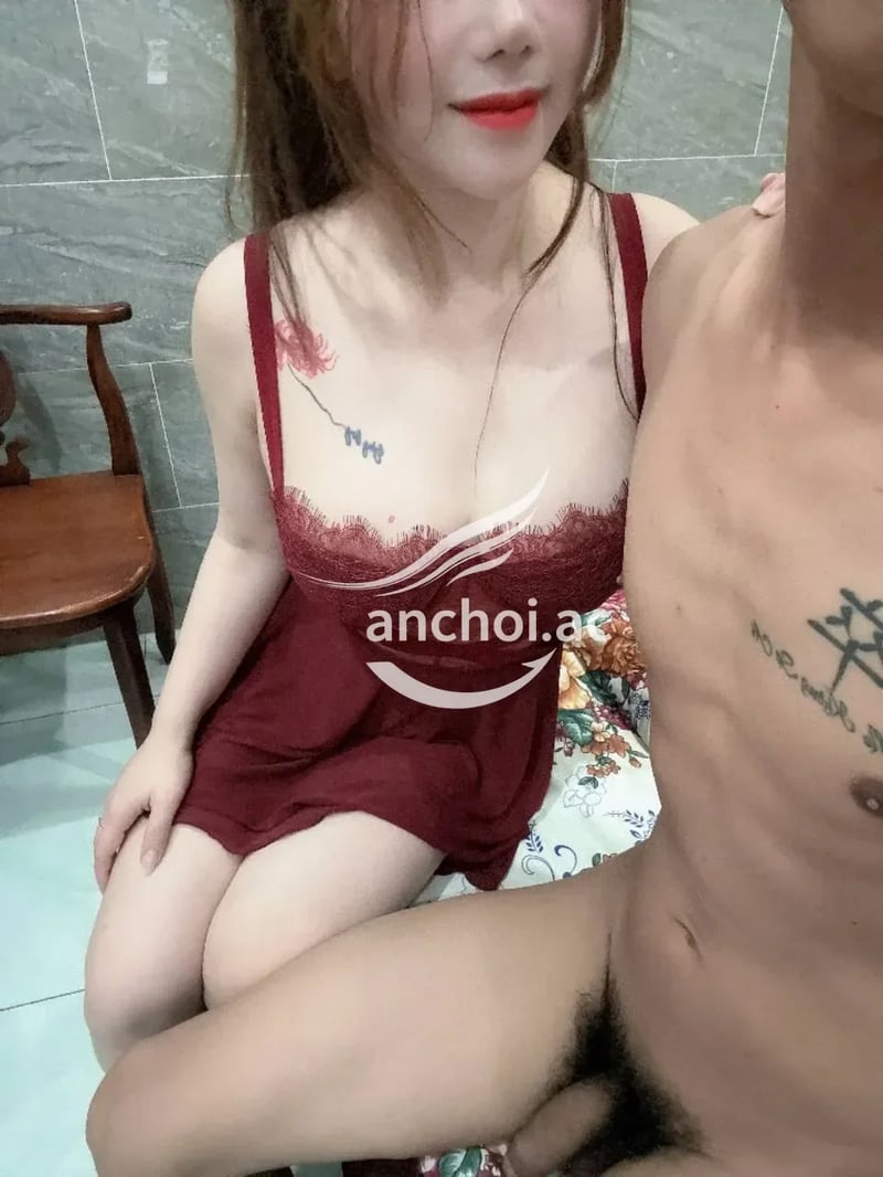 e dễ thương bú ku phê ,cứ ôm ấp miết