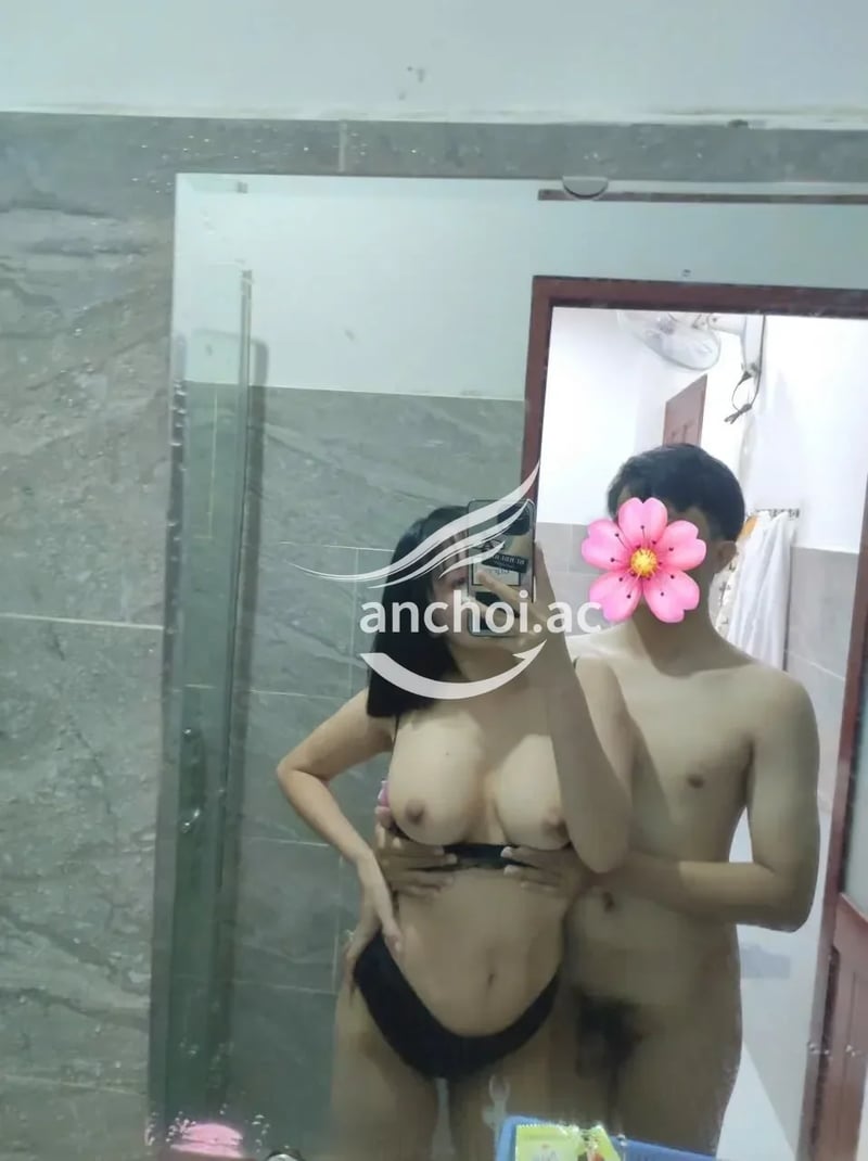 E rất xinh gái, hàng họ rất đẹp, phục vụ chu đáo nhiệt tình