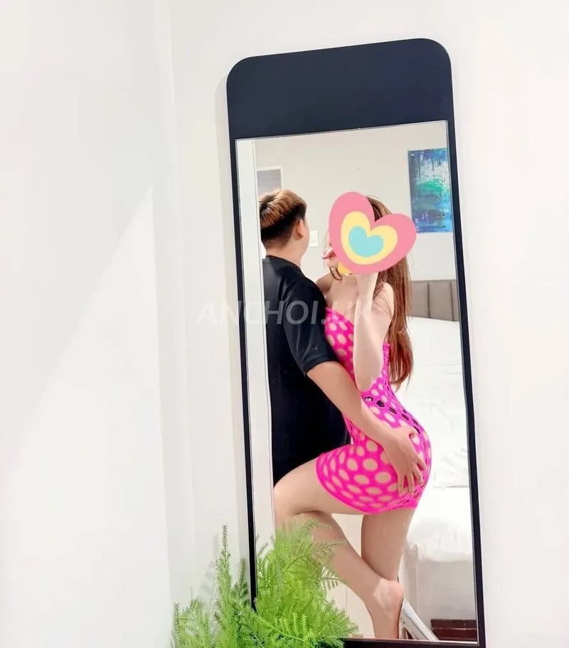 Em có phong cách bj hay, chủ động kích thích mình, bóp vú, lấy tay mình bóp vú e
