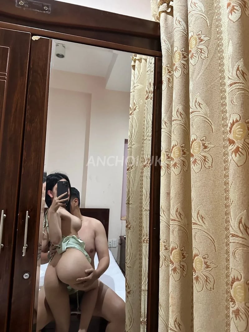 body đẹp uốn lượn theo từng vòng, mặt xinh nhìn rất dâm, đặc biệt là đôi môi em.