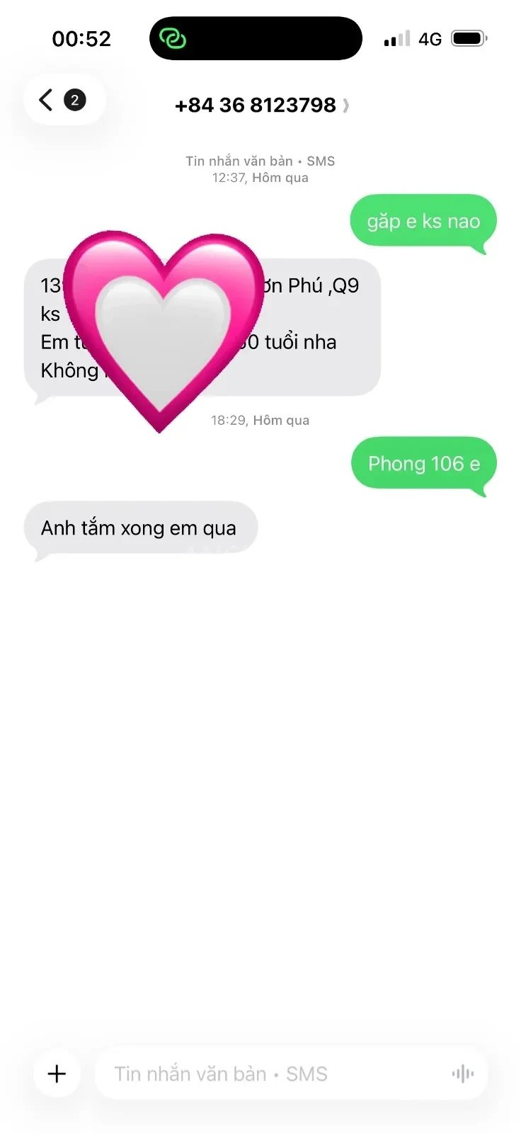 Khuôn mặt xinh, nụ cười rất đẹp, mắt to tròn, ưa nhìn đáng yêu khá xinh gái đấy
