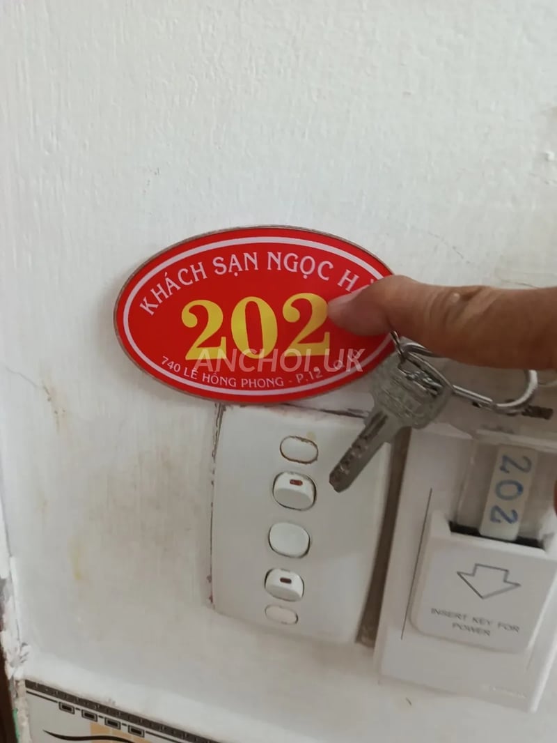- mới vào tắt đèn liền (-1₫) 
- vào nằm như cây cơ. Mình chủ động sờ nắn thì bé 