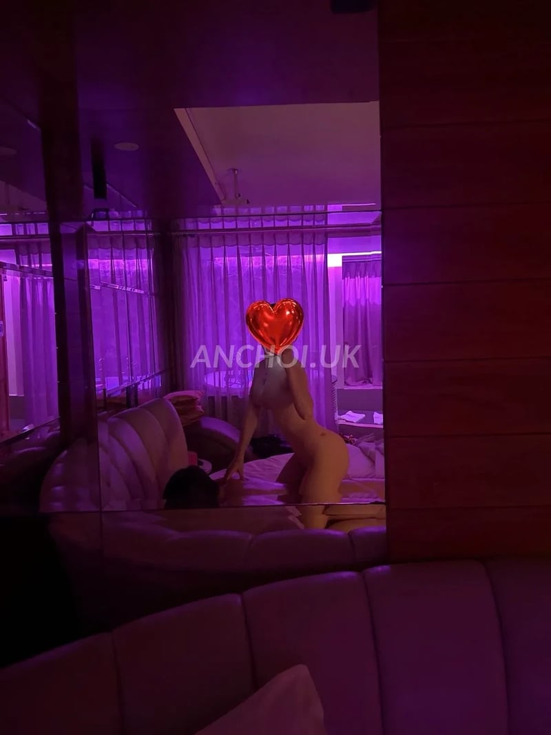 hôm nay được tận hưởng dịch vụ massage của em, em tưới dầu lên người bóng lưởng 