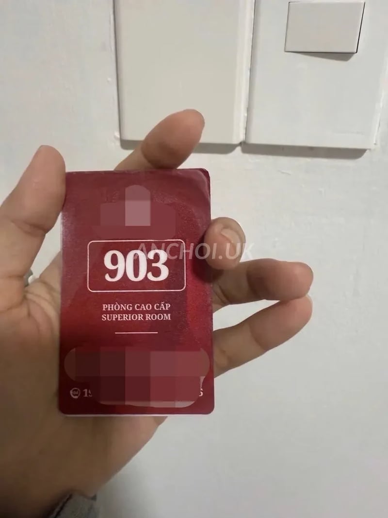em vào lịch sự chào hỏi lễ phép, giọng nói dễ thương, thái độ gần gủi, nhìn rất  — ảnh 2