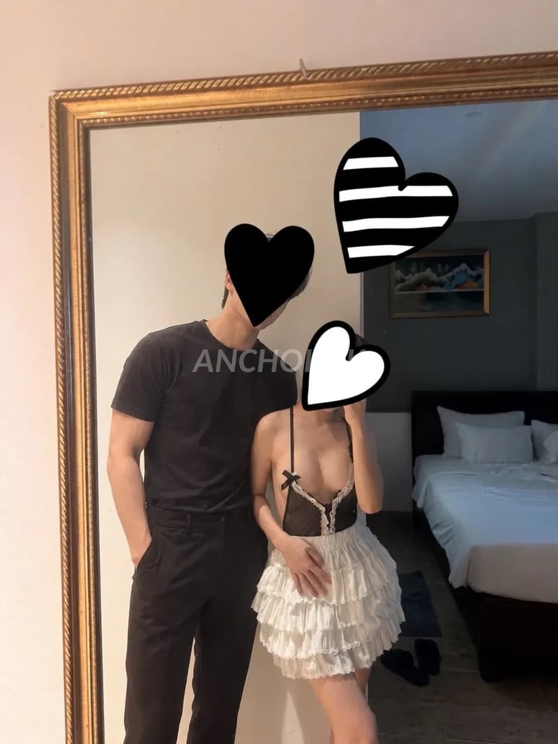 em vào lịch sự chào hỏi lễ phép, giọng nói dễ thương, thái độ gần gủi, nhìn rất 