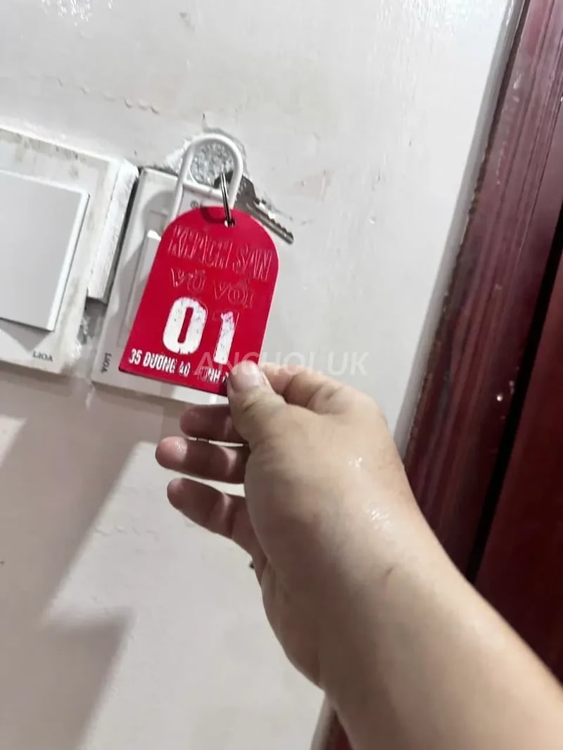 E bú sướng kết hợp dùng vú kẹp xúc xích nữa, tí nữa thì bắn tinh ra vú e luôn — ảnh 3