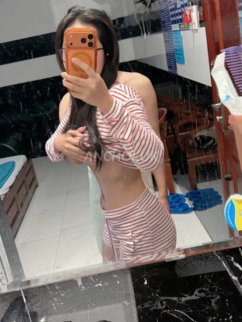 Vú vê to, hàng bóp thích, E hàng ngon nhất mà t từng thử. Quá tuyệt. Mốt qua che