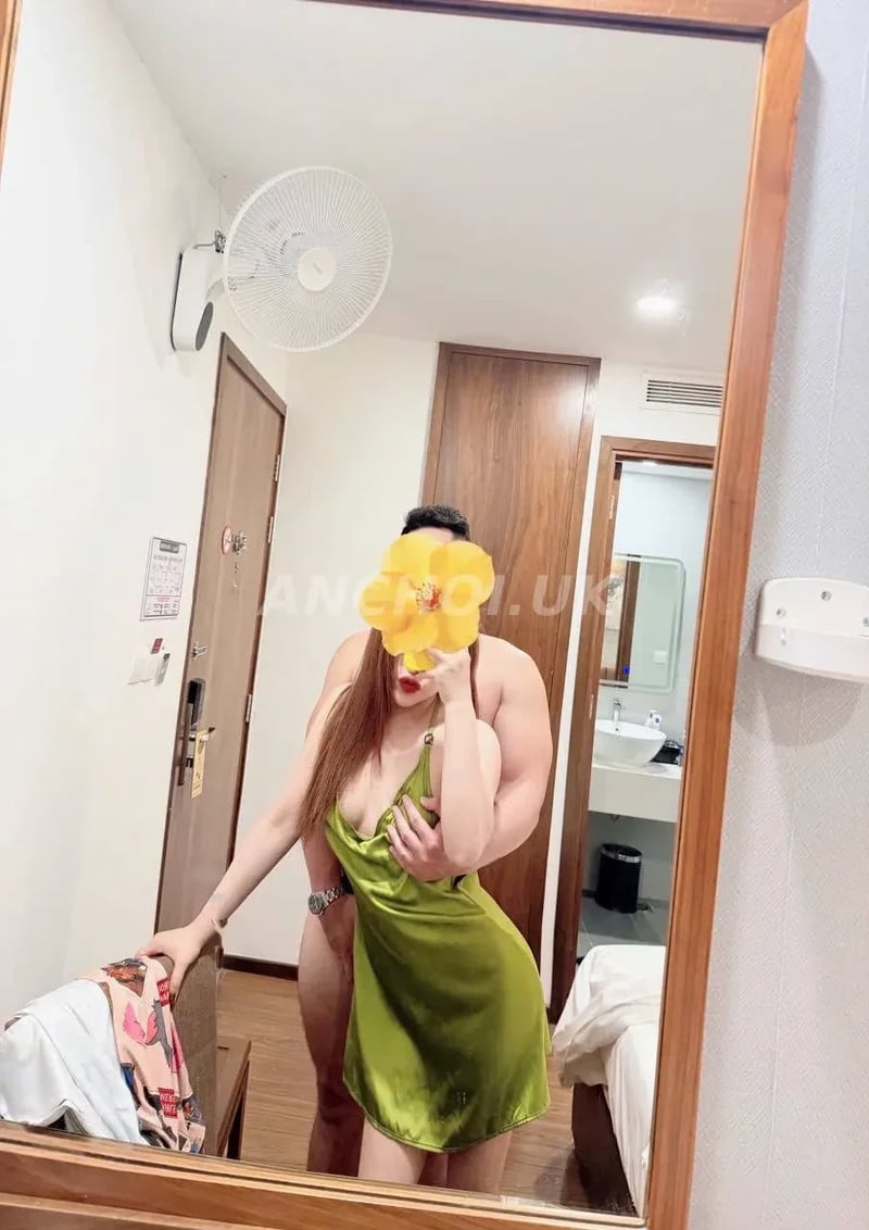 Em cơ bản là rất tuyệt, mặt xinh có nét khá hút mắt, body thì ngon rồi, làm tình