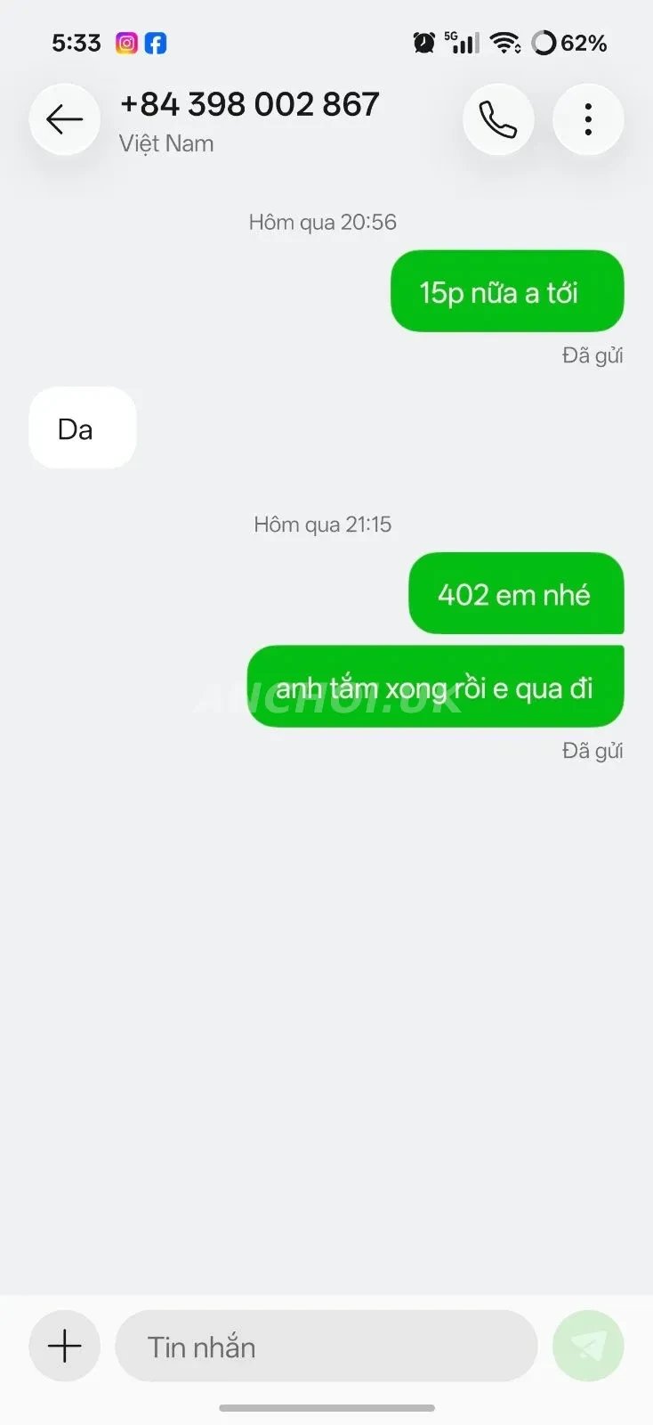 đợi cả 20p, xong bước vô phòng 1 con nhỏ mập thù lù, chỉnh ảnh cũng vừa vừa phải