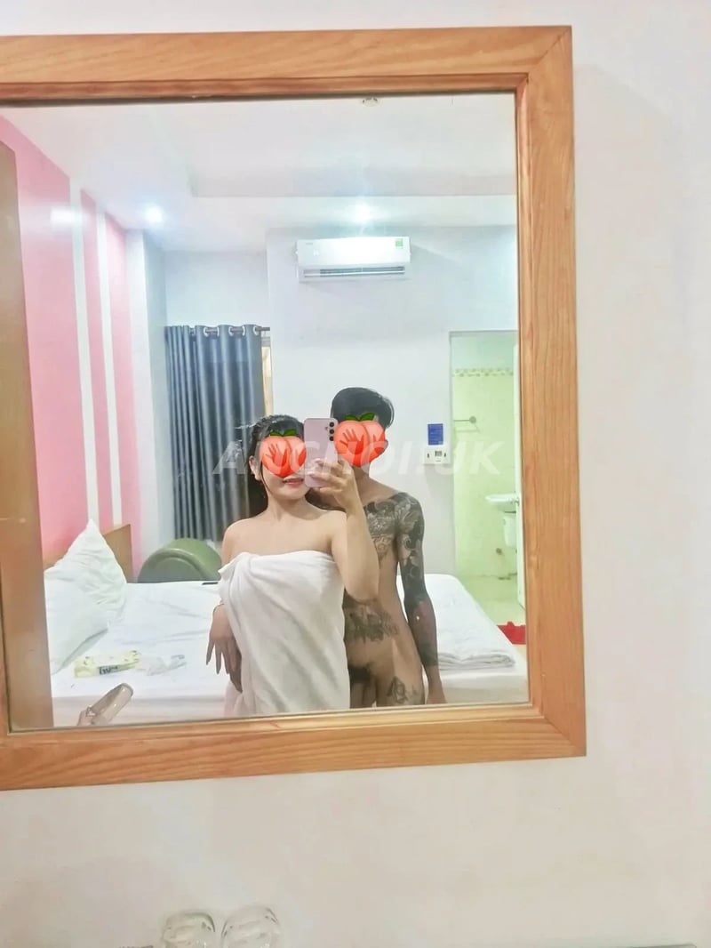 Chất lượng phết, ưng cái bụng. Lúc mình doggy em rên rỉ muốn sập luôn cái phòng,