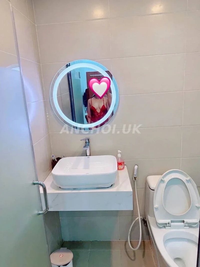 Mặt dâm, face ưu nhìn, giọng ngọt, ăn mặc đẹp, body ngon