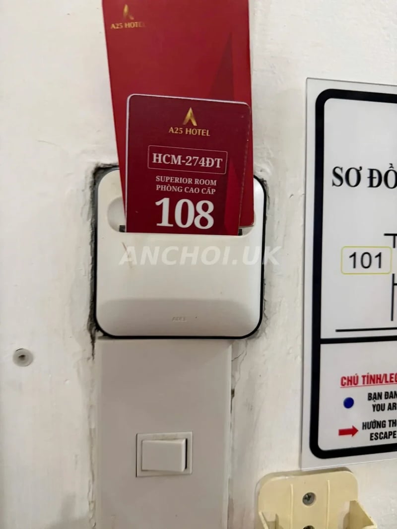 Ngực e to tròn đẹp
Eo thon bé tí tẹo
Mông căng tròn
Bím khít múp
Da trắng mịn
Dá
